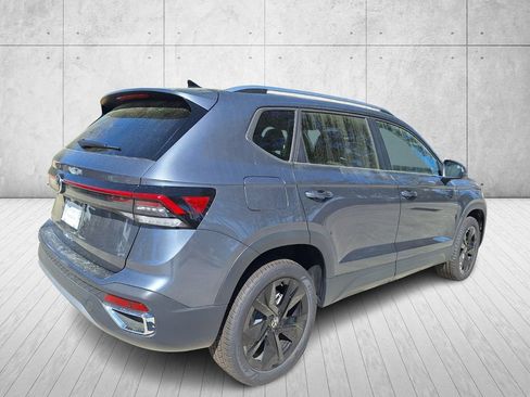 Used 2025 Volkswagen Taos SE FWD image 5