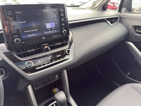 Used 2022 Toyota Corolla Cross LE image 23