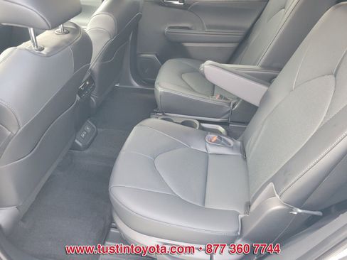 Used 2023 Toyota Highlander Limited FWD image 11