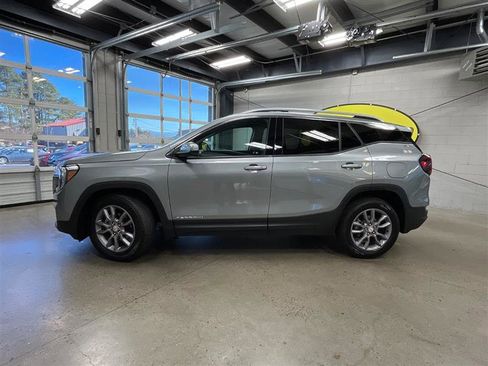 Used 2024 GMC Terrain SLT image 2