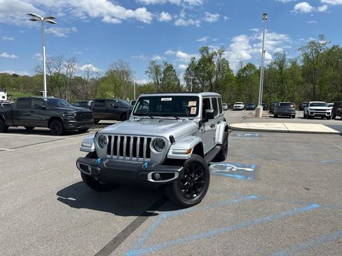 Used 2023 Jeep Wrangler Unlimited Sahara w/ Cold Weather Group AWD/4WD image 5