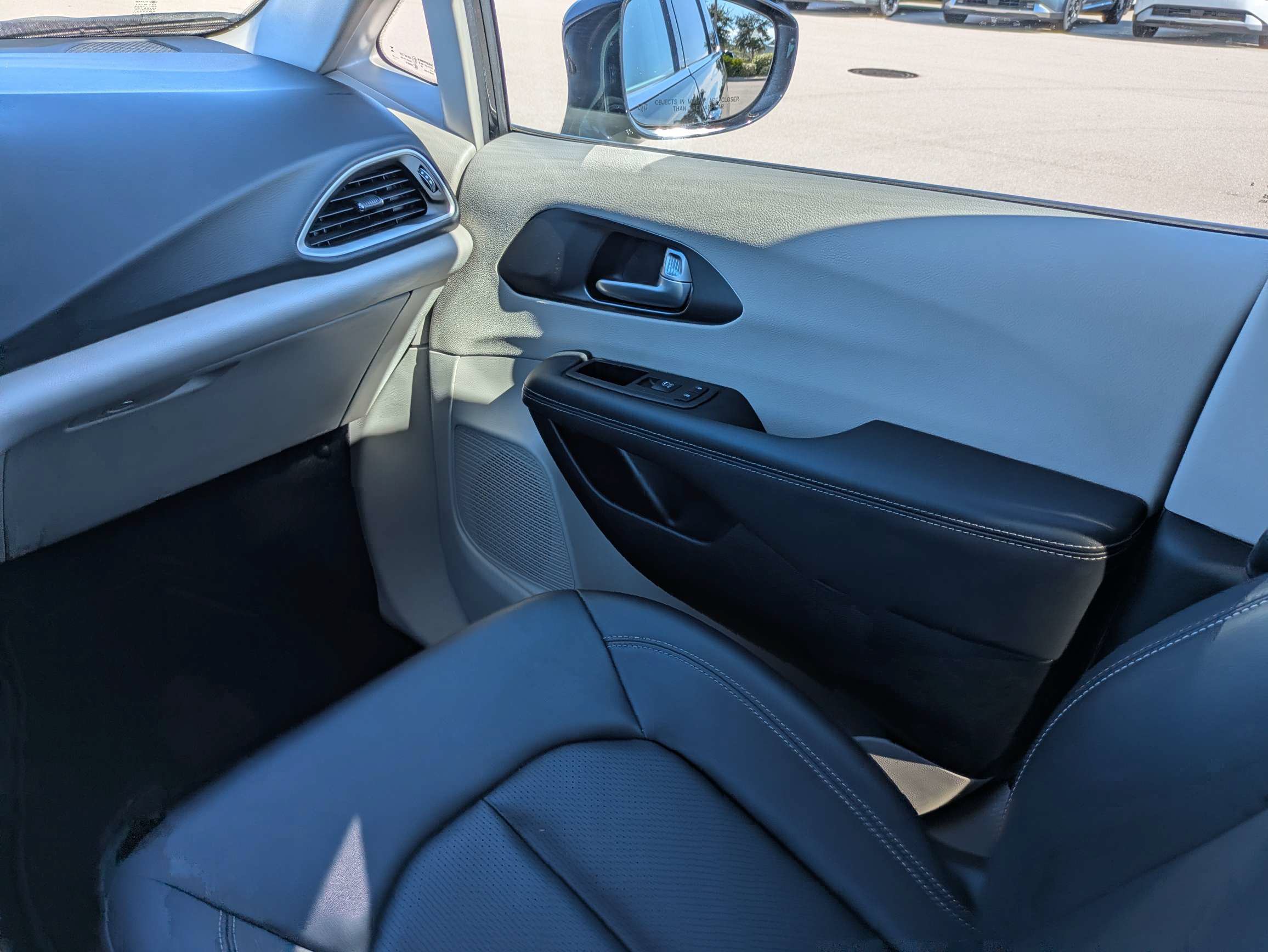 Used 2024 Chrysler Pacifica Touring-L FWD image 17