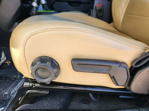 Used 2018 Jeep Wrangler Unlimited Sahara AWD/4WD image 15