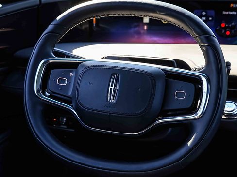 Used 2024 Lincoln Nautilus Reserve w/ Equipment Group 202A image 9