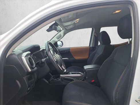 Used 2018 Toyota Tacoma SR5 image 10