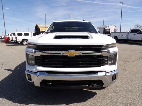 Used 2024 Chevrolet Silverado 2500 LT w/ Convenience Package image 12