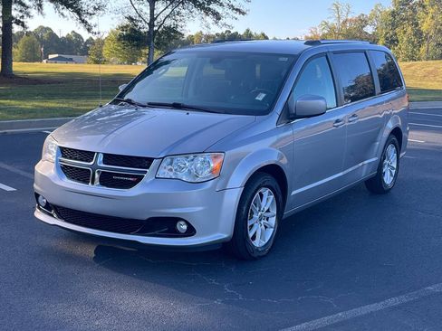 Used 2019 Dodge Grand Caravan SXT FWD image 2
