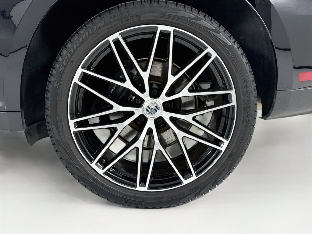 Certified 2026 Porsche Macan AWD/4WD image 33