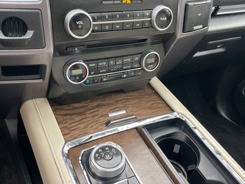 Used 2018 Ford Expedition Max Platinum image 28