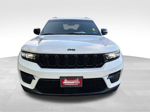 Used 2025 Jeep Grand Cherokee Altitude AWD/4WD image 8