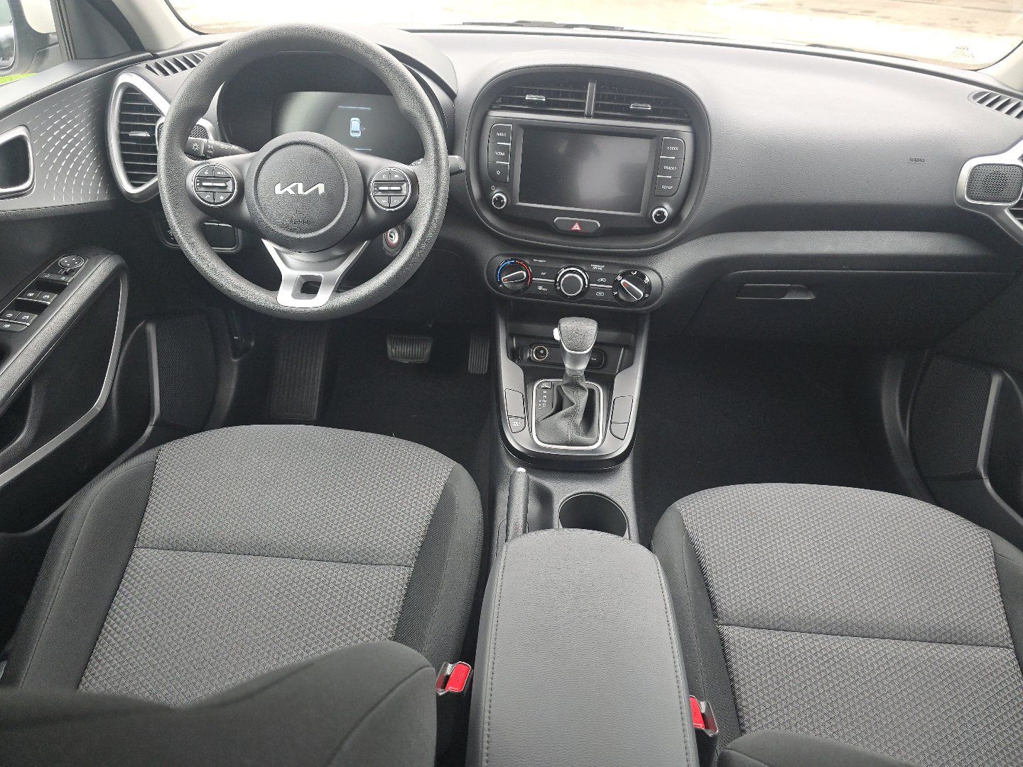 Used 2025 Kia Soul LX w/ LX Technology Package FWD image 19