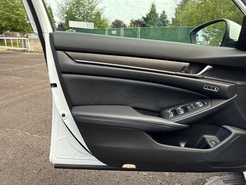 Used 2018 Honda Accord Touring image 19
