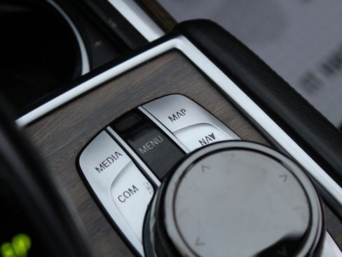 Used 2016 BMW 750i xDrive image 30