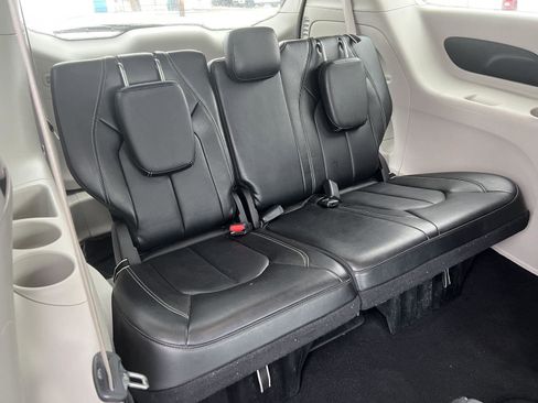 Used 2024 Chrysler Pacifica Touring-L image 34