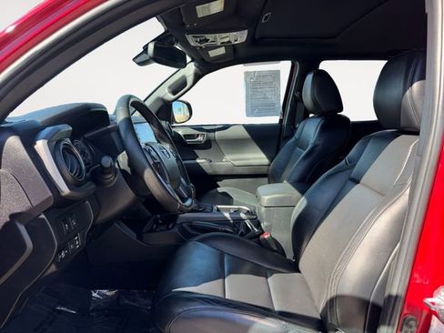 Used 2022 Toyota Tacoma TRD Off-Road w/ TRD Premium Off Road Package image 9