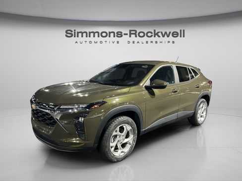 Used 2024 Chevrolet Trax LS w/ LS Convenience Package image 4