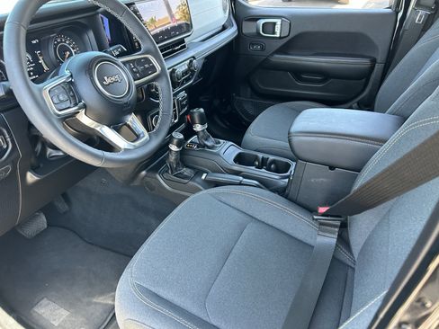 Used 2025 Jeep Wrangler Unlimited Sahara AWD/4WD image 26