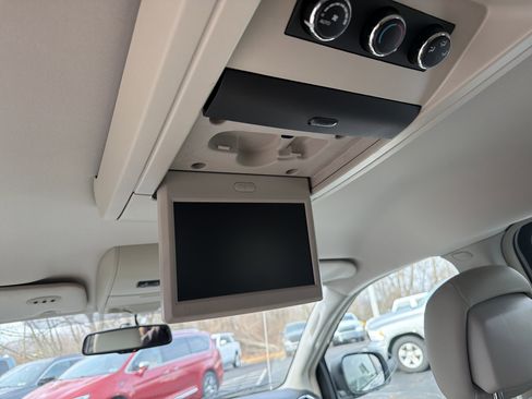 Used 2013 Chrysler Town & Country Touring image 14