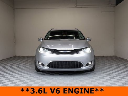 Used 2020 Chrysler Pacifica Limited image 4