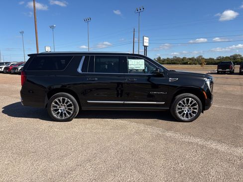 New 2026 GMC Yukon XL Denali w/ Denali Reserve Package AWD/4WD image 7