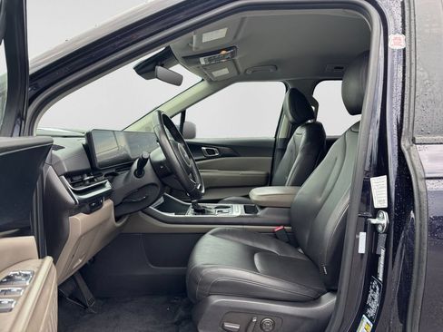 Used 2022 Kia Carnival LX FWD image 10