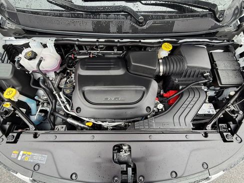 Used 2026 Chrysler Pacifica Select image 16