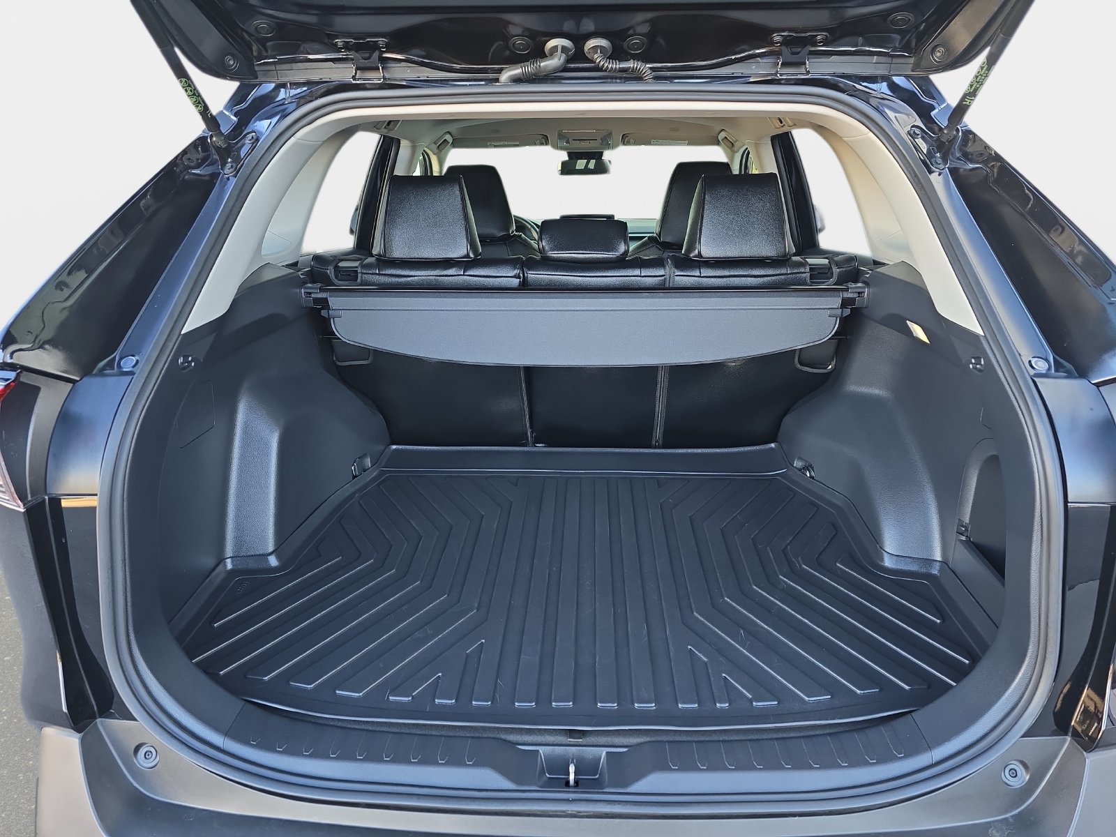 Used 2025 Toyota RAV4 XLE AWD/4WD image 14