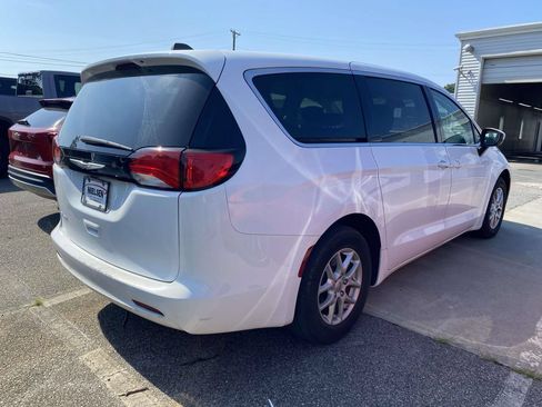 Used 2023 Chrysler Voyager LX FWD image 7