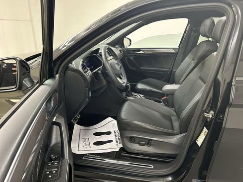 Certified 2023 Volkswagen Tiguan SE R-Line image 9