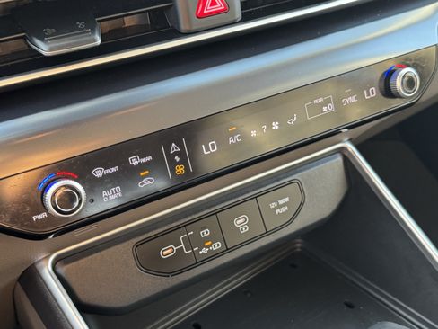 Used 2025 Kia Carnival FWD image 18