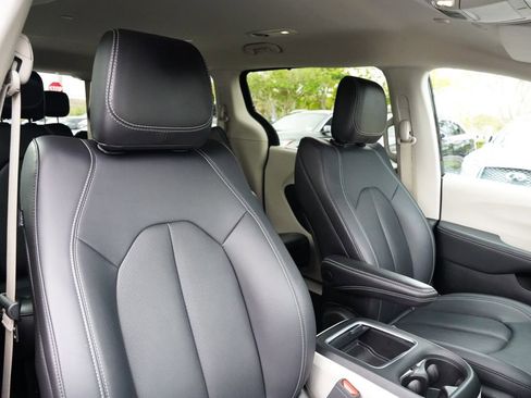 Used 2024 Chrysler Pacifica Touring-L image 31