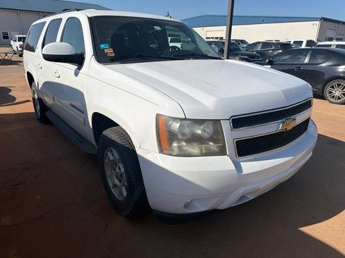 Used 2011 Chevrolet Suburban LT RWD image 2