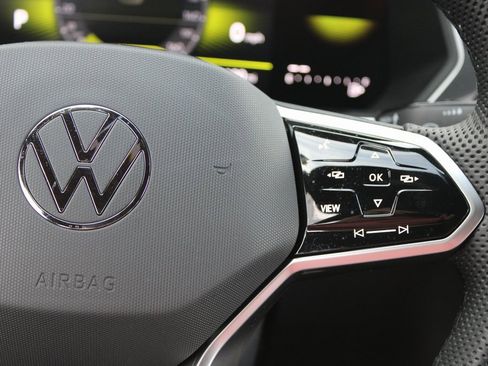 Certified 2024 Volkswagen Tiguan SE R-Line image 13