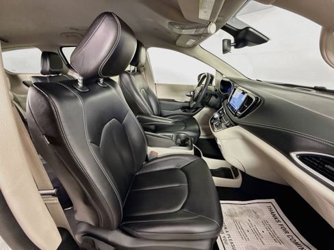 Used 2024 Chrysler Pacifica Limited FWD image 37