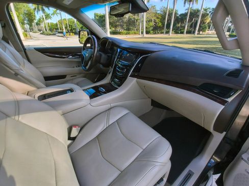 Used 2016 Cadillac Escalade Luxury AWD/4WD image 42