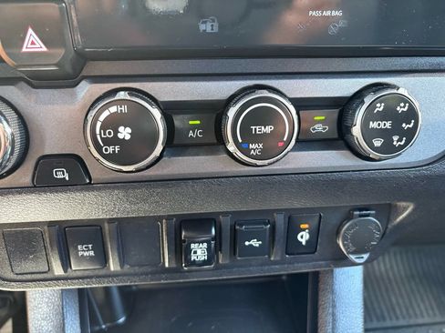 Used 2020 Toyota Tacoma TRD Sport AWD/4WD image 36