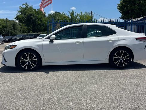 Used 2018 Toyota Camry SE FWD image 2