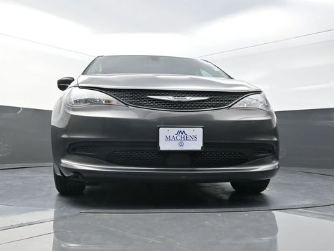 Used 2022 Chrysler Voyager LX image 23