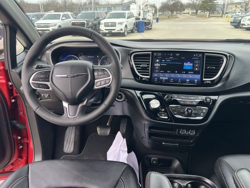 Used 2025 Chrysler Pacifica Select image 16