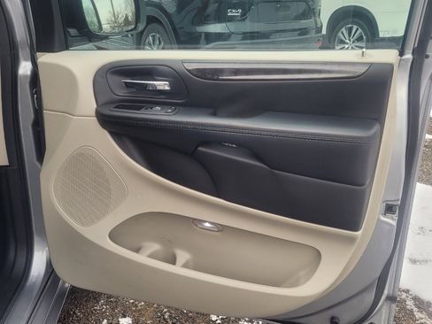 Used 2018 Dodge Grand Caravan SE w/ UConnect Hands-Free Group image 20