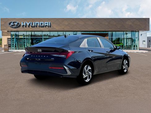 New 2025 Hyundai Elantra SEL image 7