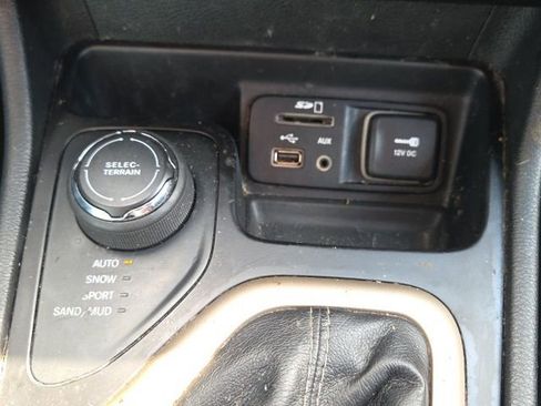 Used 2015 Jeep Cherokee Latitude w/ Cold Weather Group image 33