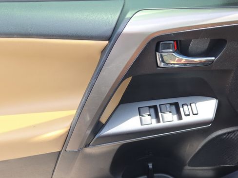 Used 2018 Toyota RAV4 XLE FWD image 16