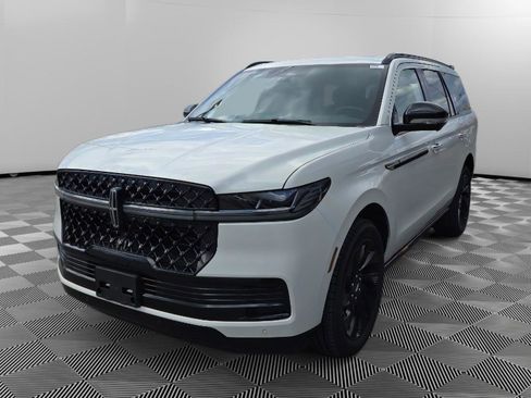 New 2026 Lincoln Navigator Reserve AWD/4WD image 3