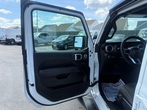 Used 2021 Jeep Wrangler Unlimited Sahara w/ Dual Top Group AWD/4WD image 11