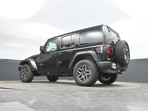 Used 2025 Jeep Wrangler Unlimited Sahara AWD/4WD image 36