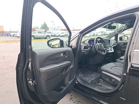 New 2026 Chrysler Pacifica Select FWD image 10