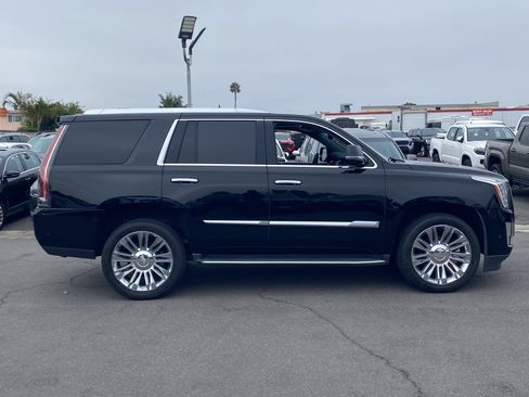 Used 2019 Cadillac Escalade Luxury AWD/4WD image 2