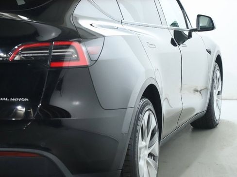 Used 2021 Tesla Model Y Long Range image 8