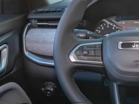 Used 2025 Jeep Compass Latitude image 15